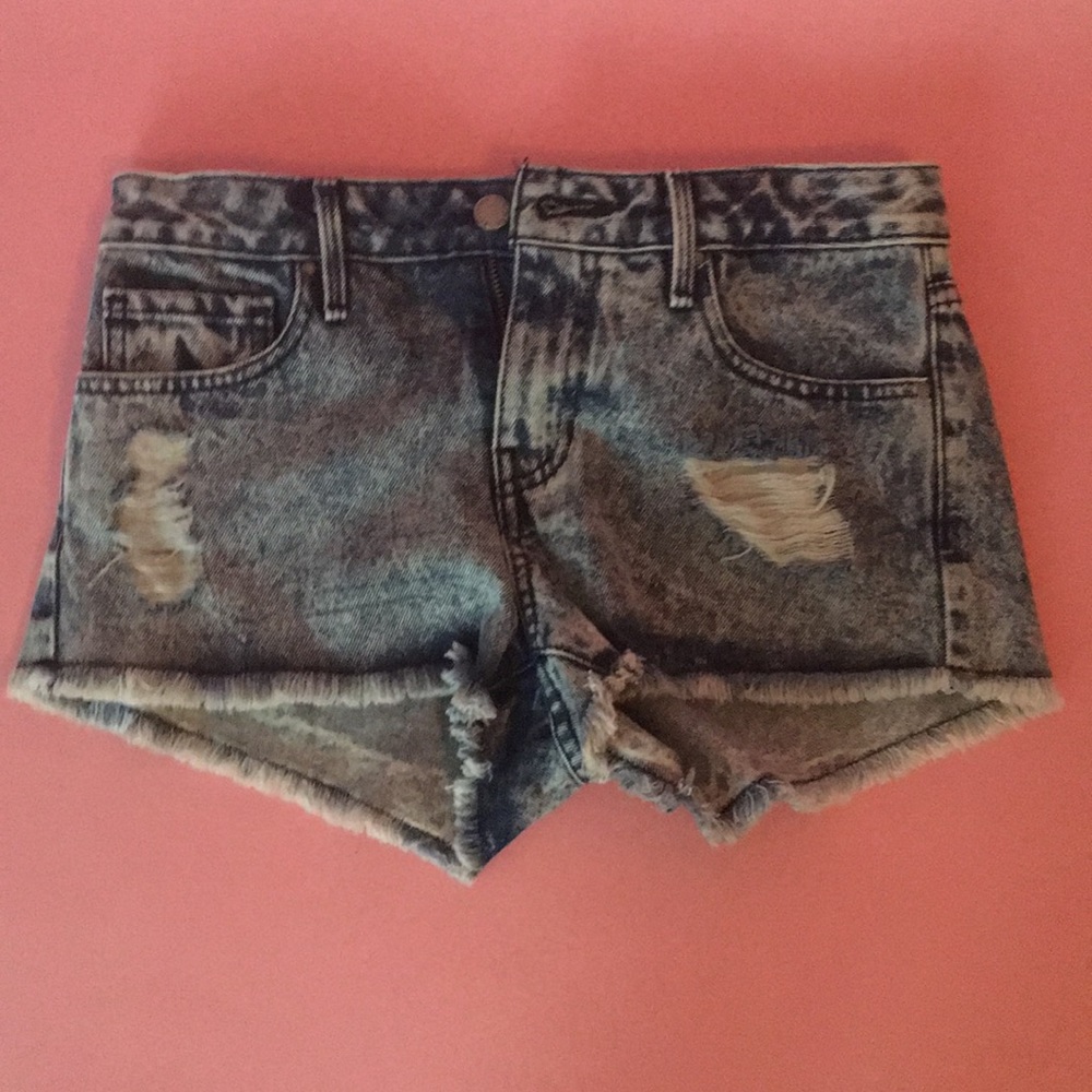 New never worn Bullhead distressed low rise shorts